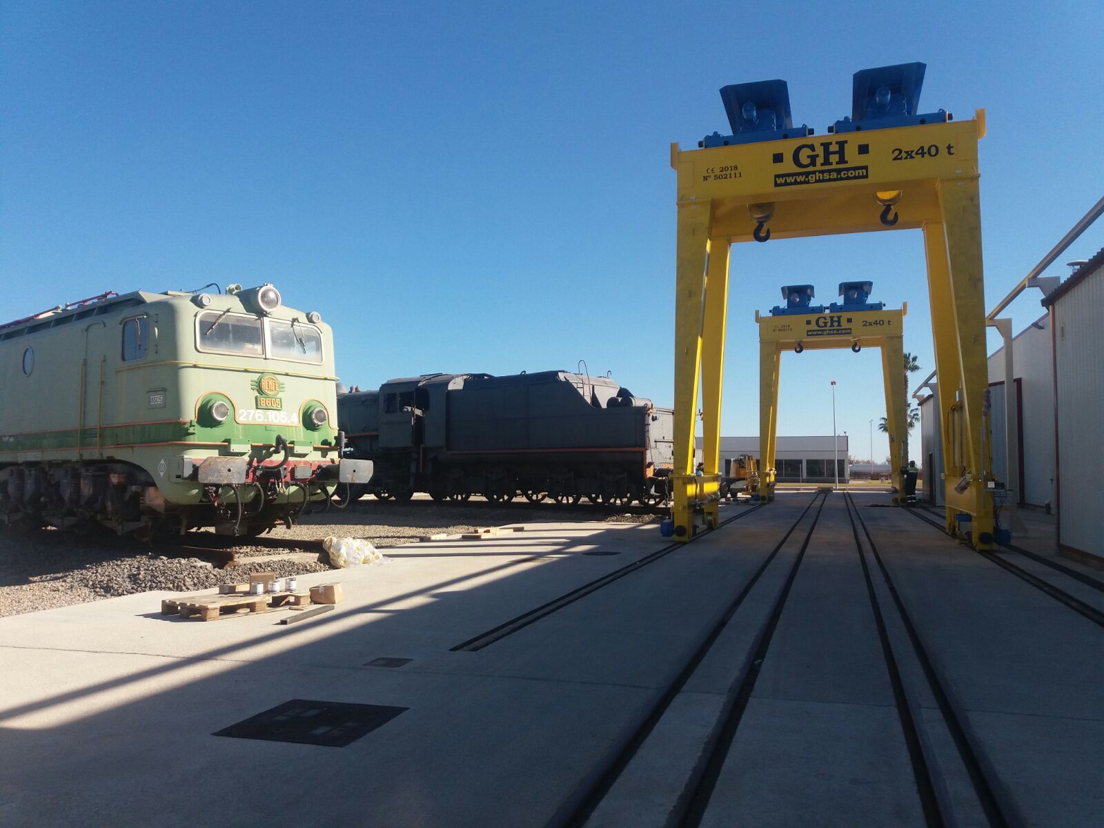 Locomotive loading and lifting tests with two new gantry cranes for Stadler Valencia