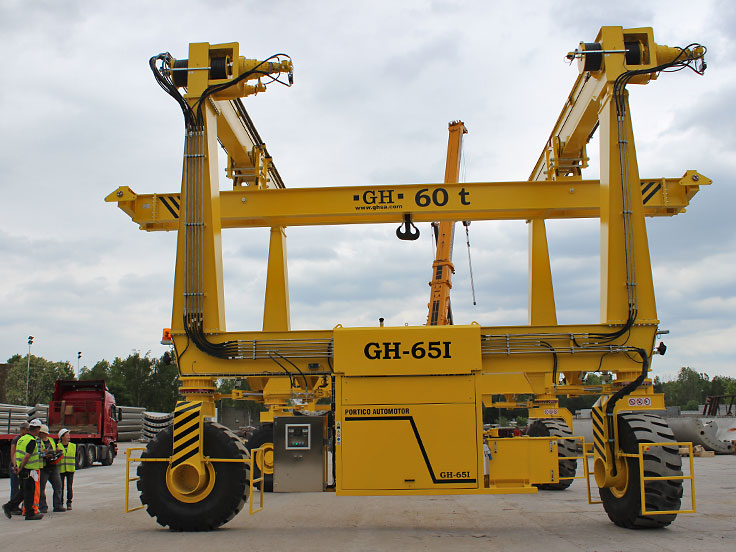 Automotive gantry crane on tires