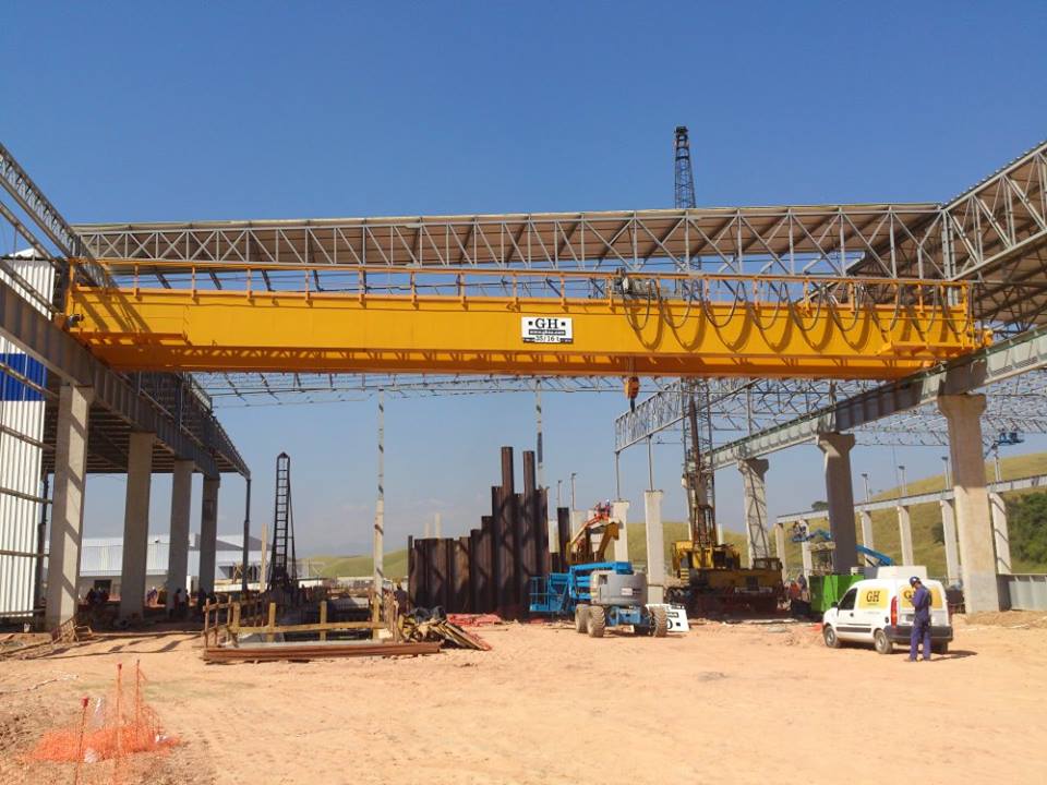 Grúa puente con dos polipastos, el principal con una capacidad de elevación de 35t y el auxiliar 16t para Nissan en Resende, Brasil Grúa puente con dos polipastos, el principal con una capacidad de elevación de 35t y el auxiliar 16t para Nissan en Resende, Brasil