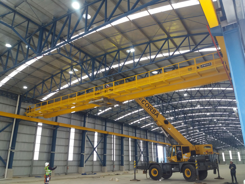 Cliente: Rooftec. Lugar de instalación: Parque Industrial Quito, Ecuador. Capacidad: 10t. Luz: 25m. Altura de elevación: 7m. Cliente: Rooftec. Lugar de instalación: Parque Industrial Quito, Ecuador. Capacidad: 10t. Luz: 25m. Altura de elevación: 7m.