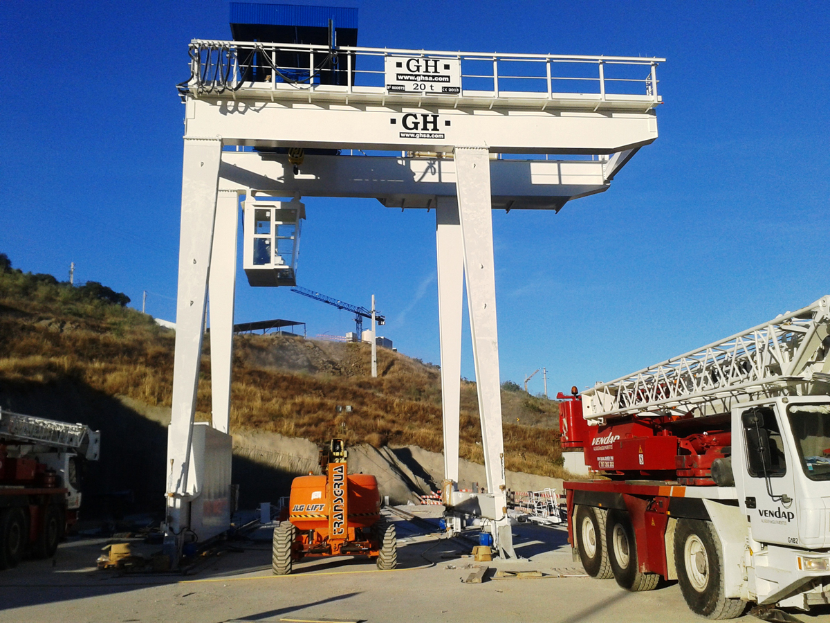 Grúa pórtico con voladizo a un lado con polipasto de 20t de capacidad de elevación instalada en Torre de Moncorvo para Andritz Grúa pórtico con voladizo a un lado con polipasto de 20t de capacidad de elevación instalada en Torre de Moncorvo para Andritz