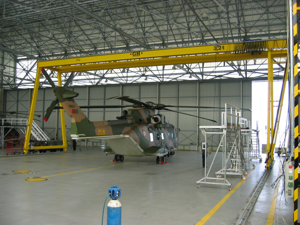 Grúa pórtico con un polipasto de 3,2t de capacidad de elevación para las Fuerzas Aéreas de Portugal. Grúa pórtico con un polipasto de 3,2t de capacidad de elevación para las Fuerzas Aéreas de Portugal.