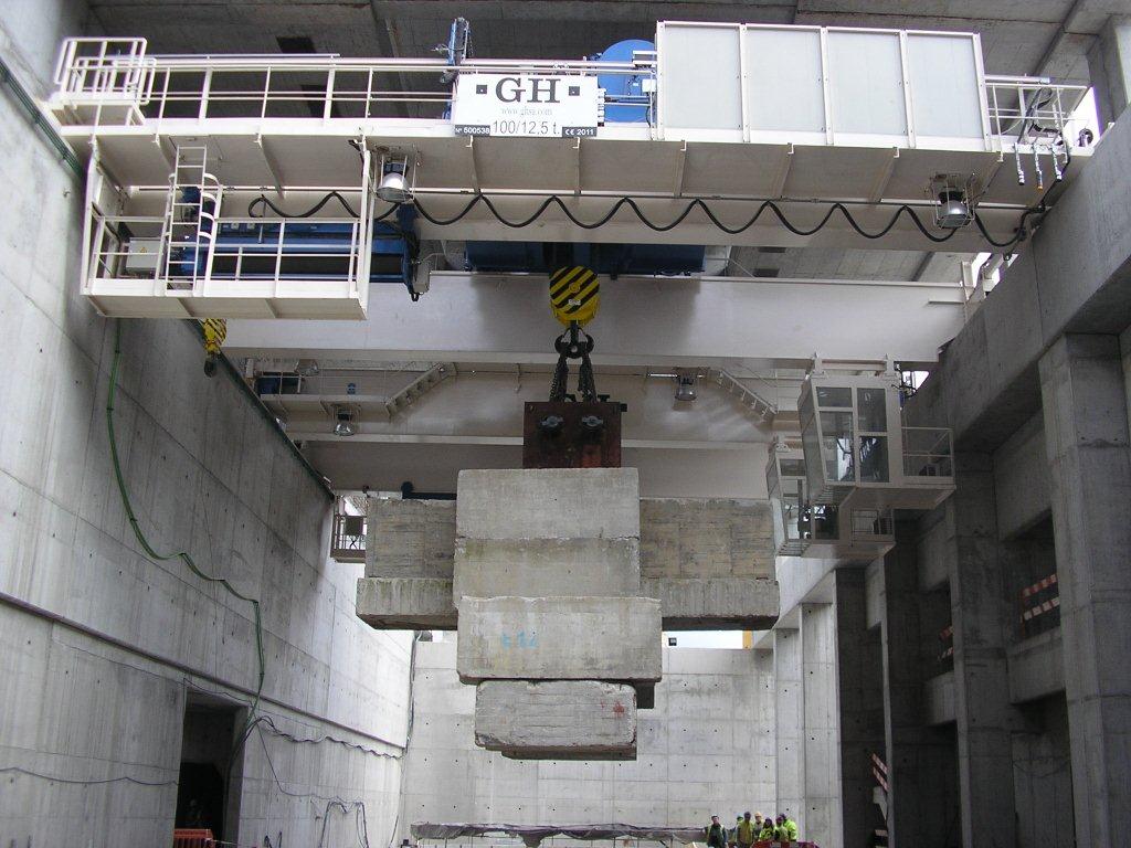 EOT crane with crab with 100t and 12.5t lifting capacities for Efacec Alqueva. EOT crane with crab with 100t and 12.5t lifting capacities for Efacec Alqueva.