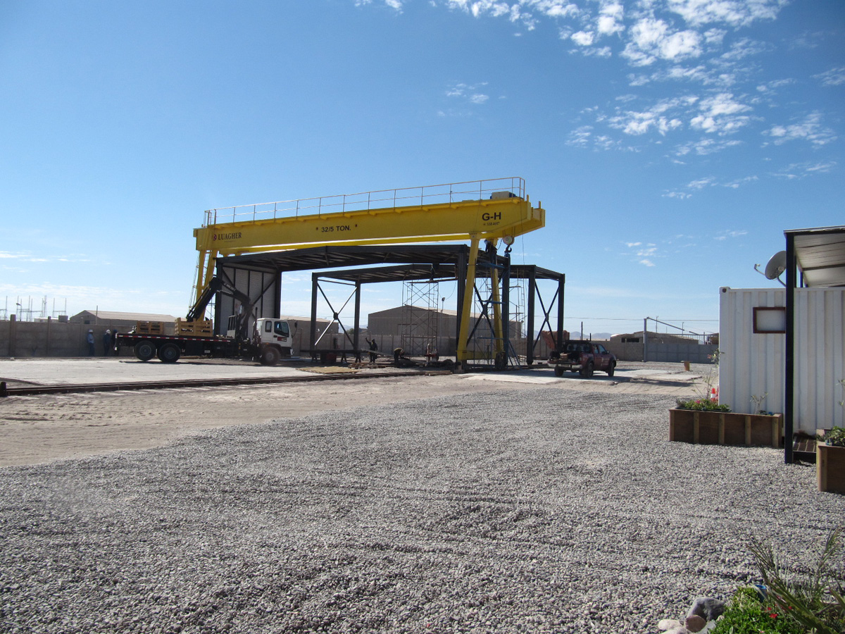 Grúa pórtico con voladizos en ambos lados con polipasto de 32t y 5t de capacidad de elevación para Luagher en Chile Grúa pórtico con voladizos en ambos lados con polipasto de 32t y 5t de capacidad de elevación para Luagher en Chile