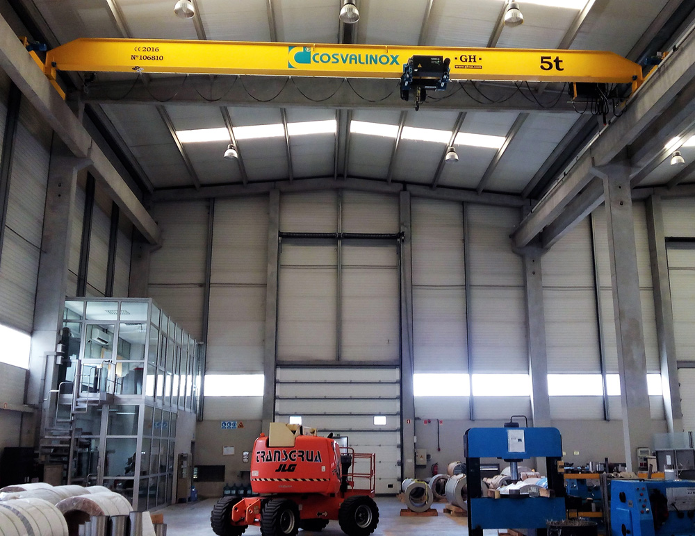 Cliente: Cosvalinox - Indústria Metalúrgica e Equipamentos, Lda . Lugar de instalación: Aveiro, Portugal. Capacidad: 5t. Luz: 14,68 mts. Altura de elevación: 12 mts. Cliente: Cosvalinox - Indústria Metalúrgica e Equipamentos, Lda . Lugar de instalación: Aveiro, Portugal. Capacidad: 5t. Luz: 14,68 mts. Altura de elevación: 12 mts.
