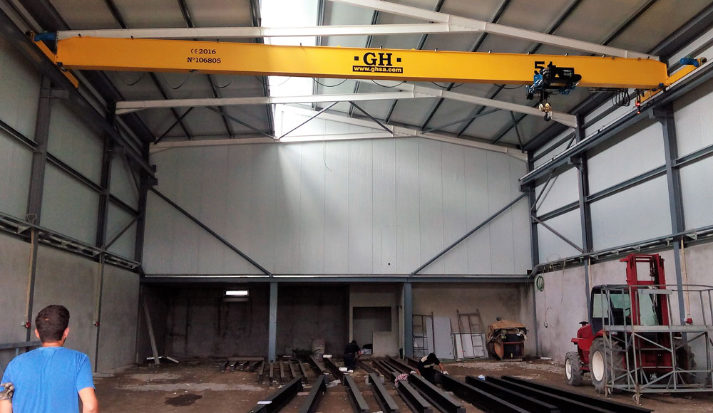 Cliente: Megafusão, Lda. Lugar de instalación: Guimarães, Portugal. Capacidad: 5t. Luz: 15,4 mts. Altura de elevación: 5,5 mts. Cliente: Megafusão, Lda. Lugar de instalación: Guimarães, Portugal. Capacidad: 5t. Luz: 15,4 mts. Altura de elevación: 5,5 mts.
