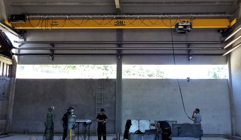 Cliente: Empresa Industrial Sampedro, S.A.. Lugar de instalación: Guimarães, Portugal. Capacidad: 2t. Luz: 15 mts. Altura de elevación: 6,3 mts. Cliente: Empresa Industrial Sampedro, S.A.. Lugar de instalación: Guimarães, Portugal. Capacidad: 2t. Luz: 15 mts. Altura de elevación: 6,3 mts.