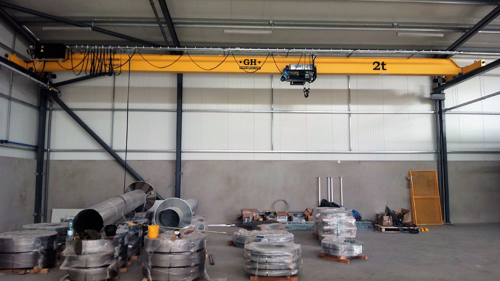 Cliente: LOMBOSER - Metalúrgica, S.A.. Lugar de instalación: Aveiro, Portugal. Capacidad: 2t. Luz: 14,2 mts. Altura de elevación: 4,67 mts. Cliente: LOMBOSER - Metalúrgica, S.A.. Lugar de instalación: Aveiro, Portugal. Capacidad: 2t. Luz: 14,2 mts. Altura de elevación: 4,67 mts.