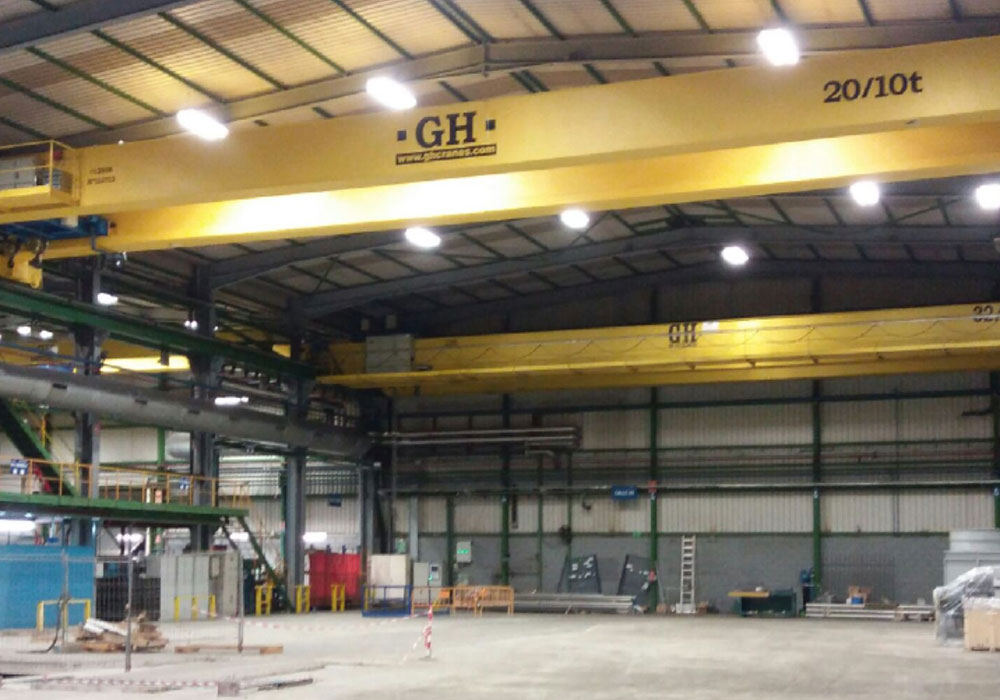 Cliente: Gestamp. Lugar de instalación: Almussafes, España. Capacidad: 20/10t. Luz: 29000mm. Cliente: Gestamp. Lugar de instalación: Almussafes, España. Capacidad: 20/10t. Luz: 29000mm.