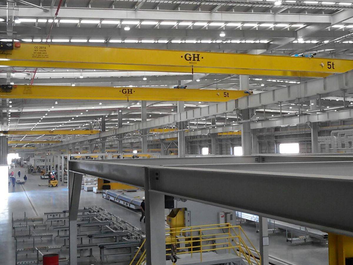 Varias grúas puente instaladas, con polipastos de diferente capacidades de elevación para Hyundai en Rosarito (Mexico) Varias grúas puente instaladas, con polipastos de diferente capacidades de elevación para Hyundai en Rosarito (Mexico)