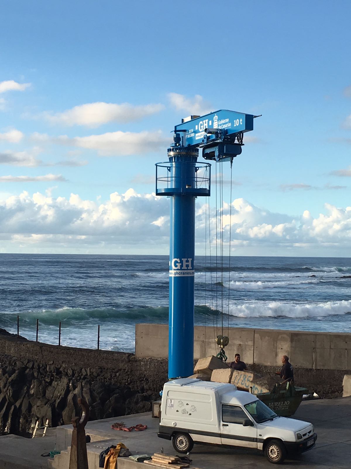 <br>La dirección General de Puertos ha colocado la grúa pluma de 10t de capacidad de elevación con un brazo de 5.5 metros, 7m de columna y 11m de recorrido del muelle pesquero de El Roquete, en La Punta del Hidalgo, una de las grandes demandas de los pescadores que ven cómo a partir de ahora, si todas las pruebas salen bien, podrán utilizar el ingenio para levar sus barcos a la mar o a la explanada.