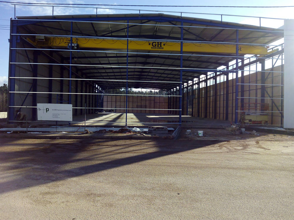 Grúa puente con polipasto de 5t de capacidad de elevación, luz de grúa de 24,6 metros y altura de elevación de 7 metros para cliente VIDROMAX-Vidros e Espelhos, S.A. en Mealhada - Portugal Grúa puente con polipasto de 5t de capacidad de elevación, luz de grúa de 24,6 metros y altura de elevación de 7 metros para cliente VIDROMAX-Vidros e Espelhos, S.A. en Mealhada - Portugal