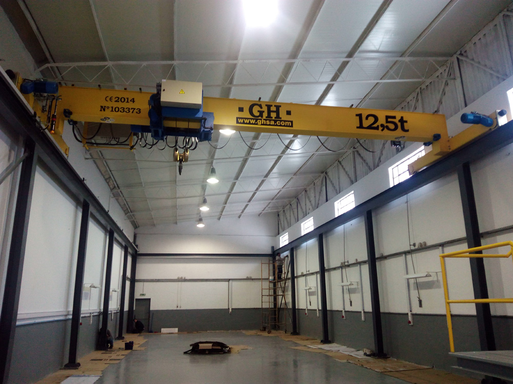 Grúa puente monoviga con un polipasto de 12,5t de capacidad de elevación, luz de grúa de 9 metros y una altura de elevación de 4,01 metros para cliente Polytools II - Polimentos de Moldes, Lda. en Oliveira de Azeméis - Portugal. Grúa puente monoviga con un polipasto de 12,5t de capacidad de elevación, luz de grúa de 9 metros y una altura de elevación de 4,01 metros para cliente Polytools II - Polimentos de Moldes, Lda. en Oliveira de Azeméis - Portugal.