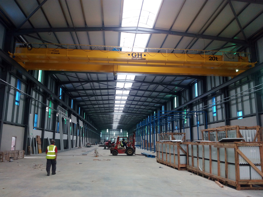 Grúa puente birrail con un polipasto de 20t de capacidad de elevación, luz de grúa de 23,6 metros y una altura de elevación de 10 metros para cliente A. SILVA MATOS - Metalomecânica, S.A en Sever do Vouga - Portugal. Grúa puente birrail con un polipasto de 20t de capacidad de elevación, luz de grúa de 23,6 metros y una altura de elevación de 10 metros para cliente A. SILVA MATOS - Metalomecânica, S.A en Sever do Vouga - Portugal.