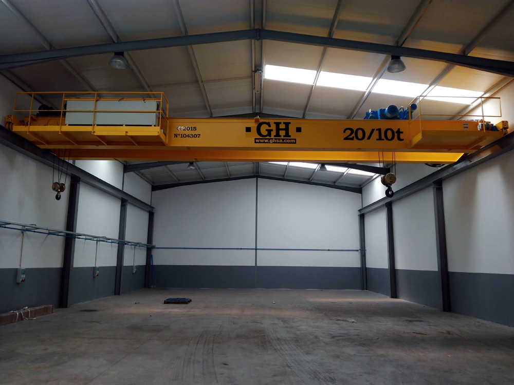 Grúa puente birrail con un polipasto de 20t y otro de 10t de capacidad de elevación, luz de grúa de 14,38 metros y una altura de elevación de 5,47 metros para cliente MTC - Mold Tuning Company, Lda en Oliveira de Azeméis - Portugal. Grúa puente birrail con un polipasto de 20t y otro de 10t de capacidad de elevación, luz de grúa de 14,38 metros y una altura de elevación de 5,47 metros para cliente MTC - Mold Tuning Company, Lda en Oliveira de Azeméis - Portugal.