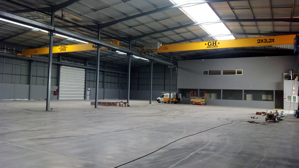 Grúa puente monoraíl de GH CRANES & COMPONENTS con una capacidad de elevación de 6,3 Ton. y 2x3,2 Ton, luz de grúa de 19,2m y altura de elevación de 7m instalada en Aveiro (Portugal) para el cliente Kinya Solutions, Lda. Grúa puente monoraíl de GH CRANES & COMPONENTS con una capacidad de elevación de 6,3 Ton. y 2x3,2 Ton, luz de grúa de 19,2m y altura de elevación de 7m instalada en Aveiro (Portugal) para el cliente Kinya Solutions, Lda.