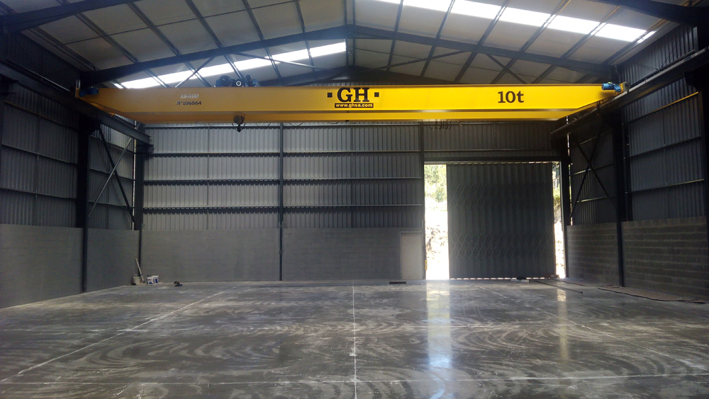 Grúa puente birraíl de GH CRANES & COMPONENTS con una capacidad de elevación de 10t, luz de grúa de 17,4m y altura de elevación de 6,5m instalada en Aveiro (Portugal) para el cliente Jorge Soares Martins & Filho, Lda. Grúa puente birraíl de GH CRANES & COMPONENTS con una capacidad de elevación de 10t, luz de grúa de 17,4m y altura de elevación de 6,5m instalada en Aveiro (Portugal) para el cliente Jorge Soares Martins & Filho, Lda.
