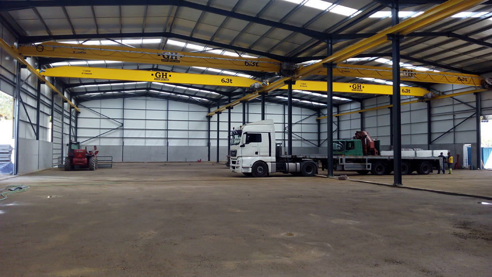 Single girder bridge crane of GH Cranes & Components with a lifting capacity of 6,3t, 19,1m of span and a lift height of 6.9m installed in Aveiro (Portugal) for customer Marsilinox - Indústria Metalurgica Lda. Single girder bridge crane of GH Cranes & Components with a lifting capacity of 6,3t, 19,1m of span and a lift height of 6.9m installed in Aveiro (Portugal) for customer Marsilinox - Indústria Metalurgica Lda.
