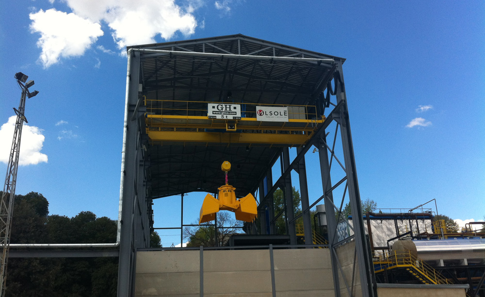 <br>Grúa puente birrail con C/A, con polipasto de 5t de capacidad de elevación, 12m de luz de grúa en la fábrica de Papelera de L ́Alqueria para el cliente L. SOLE, S.A. (PAPELERIA ALQUERIA). El viernes 10 de octubre, la Embajadora de Dinamarca en España, Lone Wisborg, participó en la inauguración de la nueva planta de biomasa renovable en la fábrica de Papelera de L ́Alqueria en la población alicantina de L’Alquería d’Asnar. Este proyecto se ha llevado a cabo bajo la modalidad de Empresa de Servicios Energéticos.