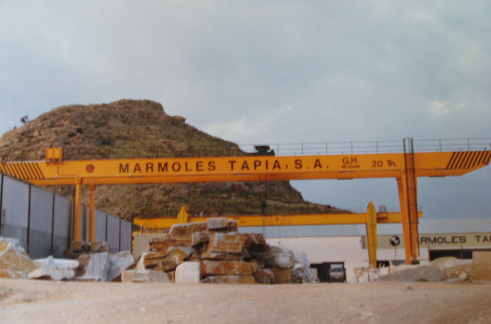 Grúa pórtico con voladizos con 20t de capacidad de elevación para cliente Marmoles Tapia, S.A. Grúa pórtico con voladizos con 20t de capacidad de elevación para cliente Marmoles Tapia, S.A.