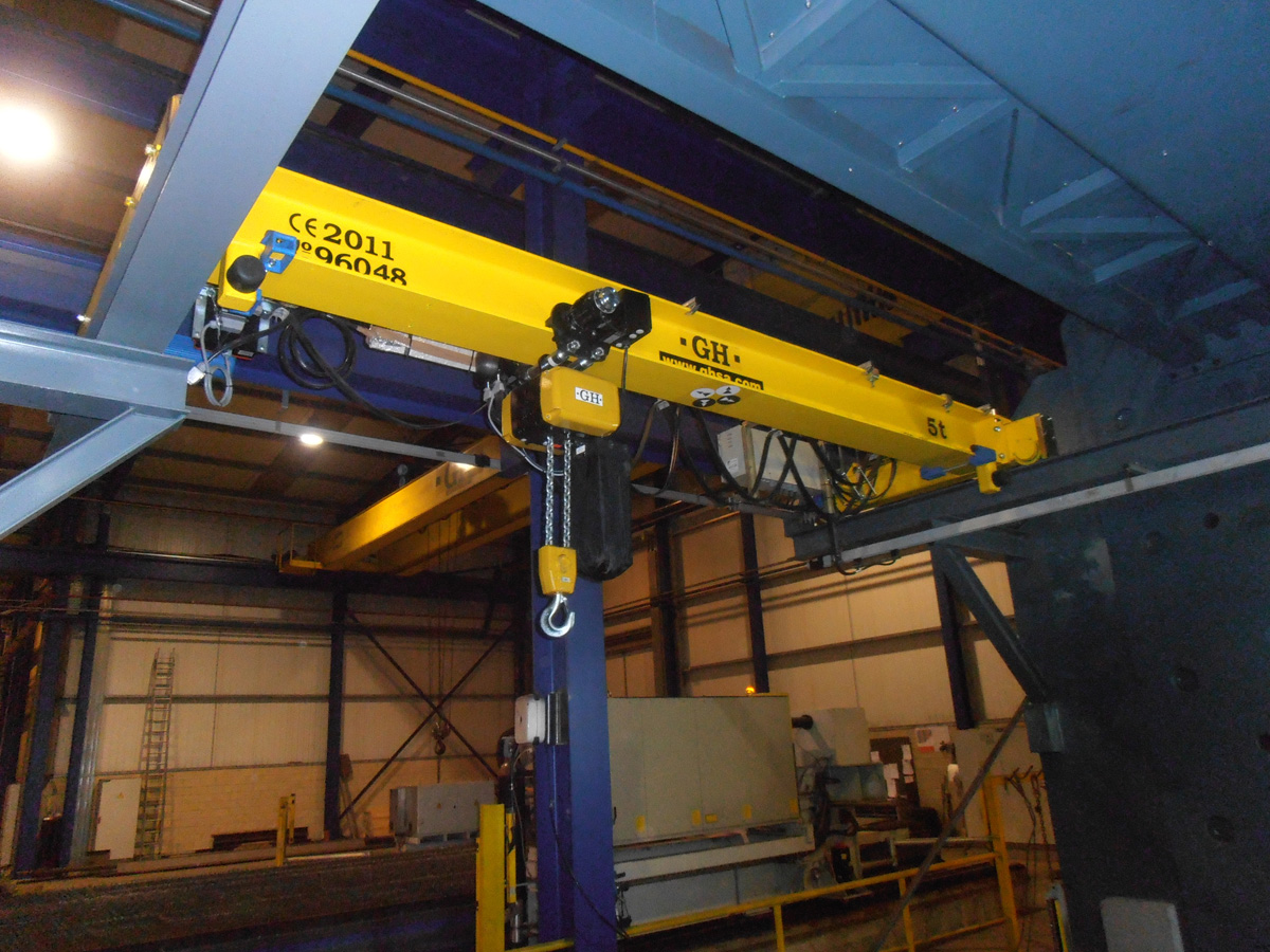Single girder overhead crane with girder beam displaced and a 5t lifting capacity chain hoist for EBAKILAN Single girder overhead crane with girder beam displaced and a 5t lifting capacity chain hoist for EBAKILAN