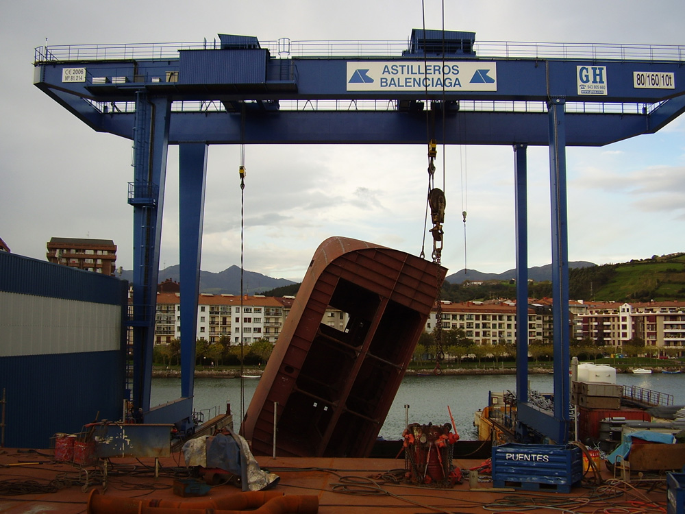 Gantry crane with two cantilevers and with hoists of 80t, 160t and 10t of lifting capacity for Astilleros Balenciaga customer. Gantry crane with two cantilevers and with hoists of 80t, 160t and 10t of lifting capacity for Astilleros Balenciaga customer.