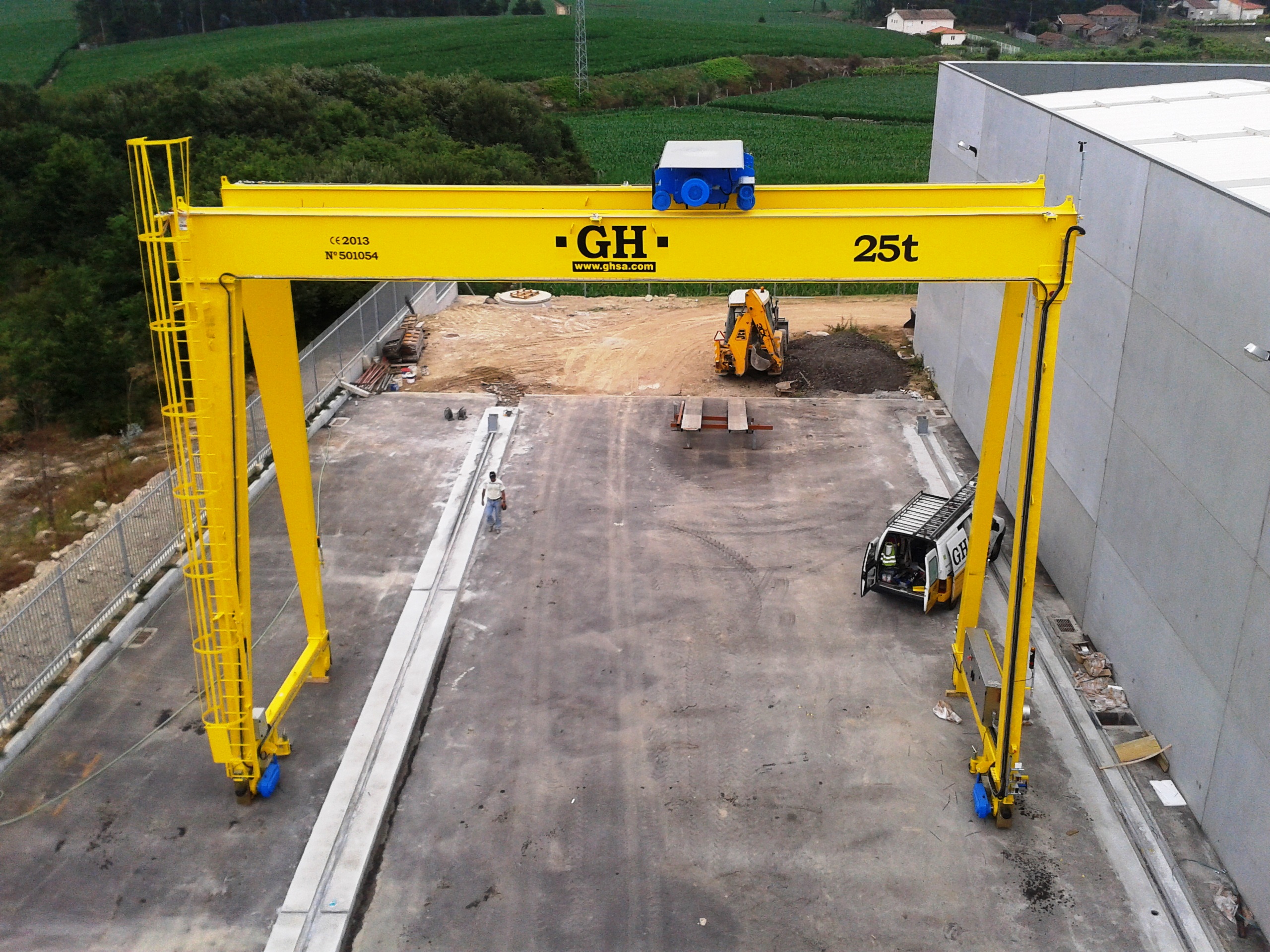 Grúa pórtico con polipasto de 10t de capacidad de elevación para cliente Pradecon - Construções metálicas lda en Vila do Conde (Portugal) Grúa pórtico con polipasto de 10t de capacidad de elevación para cliente Pradecon - Construções metálicas lda en Vila do Conde (Portugal)