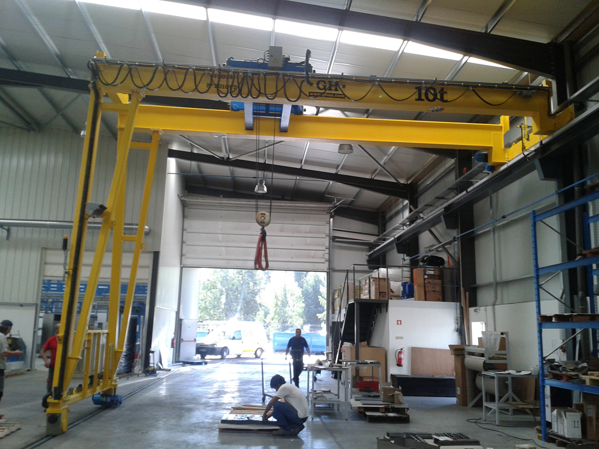 Grúa semipórtico con polipasto de 10t de capacidad de elevación para cliente Painel Padrão - Engenharia e Lazer, Lda instalado en Esposende (Portugal) Grúa semipórtico con polipasto de 10t de capacidad de elevación para cliente Painel Padrão - Engenharia e Lazer, Lda instalado en Esposende (Portugal)