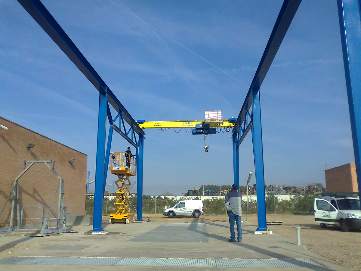 Grúa puente con polipasto de 3t de capacidad de elevación para cliente Utedeza en Zaragoza Grúa puente con polipasto de 3t de capacidad de elevación para cliente Utedeza en Zaragoza