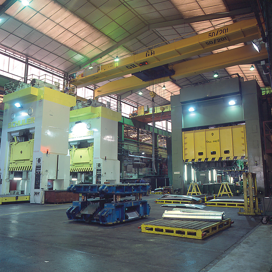 Instalación de grúa de 50/20t. GH Cranes and Components en el sector automoción. Seat - España. Instalación de grúa de 50/20t. GH Cranes and Components en el sector automoción. Seat - España.