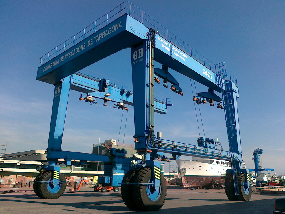Model GH275 marine automotive gantry crane with a capacity of 250t installed in the port of Tarragona. Model GH275 marine automotive gantry crane with a capacity of 250t installed in the port of Tarragona.