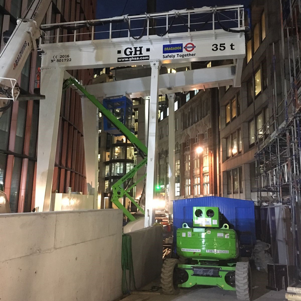Grúa pórtico con polipasto de 35t de capacidad de elevación con voladizo a un lado en el metro de Londres para el cliente Dragados. Grúa pórtico con polipasto de 35t de capacidad de elevación con voladizo a un lado en el metro de Londres para el cliente Dragados.