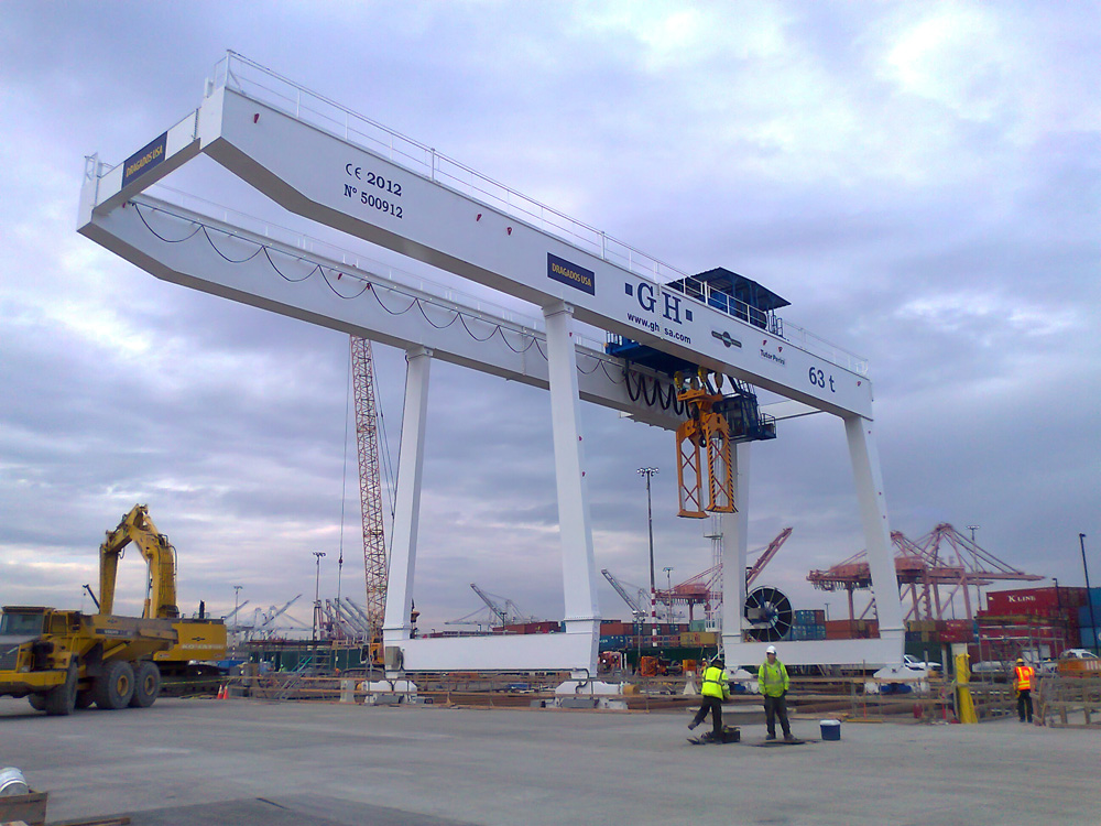 Gantry crane with cantilever and a lifting capacity of 63t for installation for customer Dragados USA. Gantry crane with cantilever and a lifting capacity of 63t for installation for customer Dragados USA.