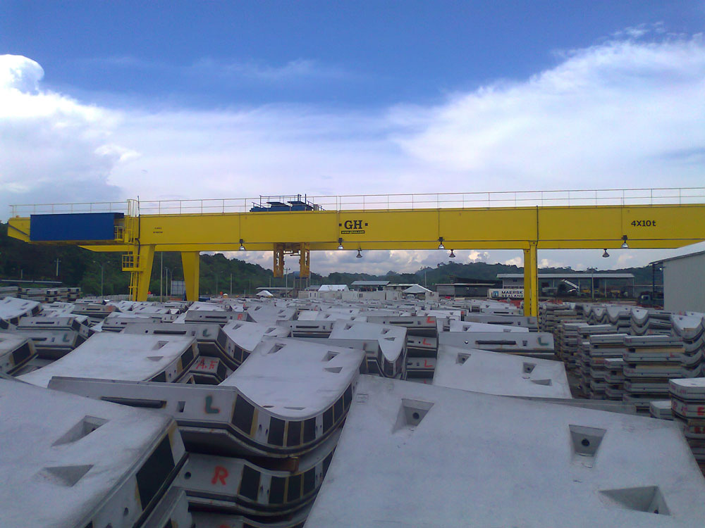 Grúa pórtico con dos voladizos y 4 elevaciones de 10t de capacidad cada una en Panamá. Grúa pórtico con dos voladizos y 4 elevaciones de 10t de capacidad cada una en Panamá.