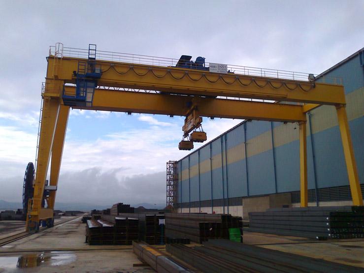 Goliath crane for Gallardo with two 20t hoists. Goliath crane for Gallardo with two 20t hoists.