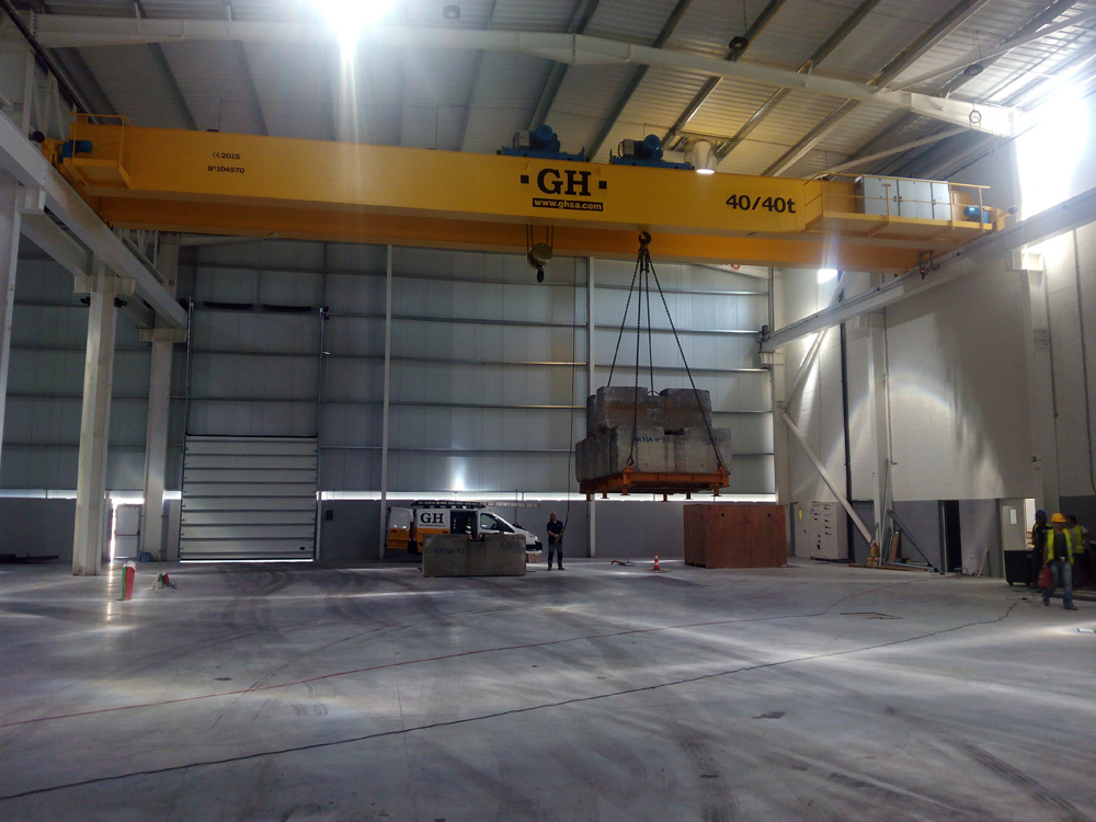 Installation in GARCIA, GARCIA, S.A. in Viana do Castelo (Portugal), double girder bridge crane with two hoists of 40 / 40t lifting capacity, 10 meter lifting height and 24.30 meters span. Installation in GARCIA, GARCIA, S.A. in Viana do Castelo (Portugal), double girder bridge crane with two hoists of 40 / 40t lifting capacity, 10 meter lifting height and 24.30 meters span.
