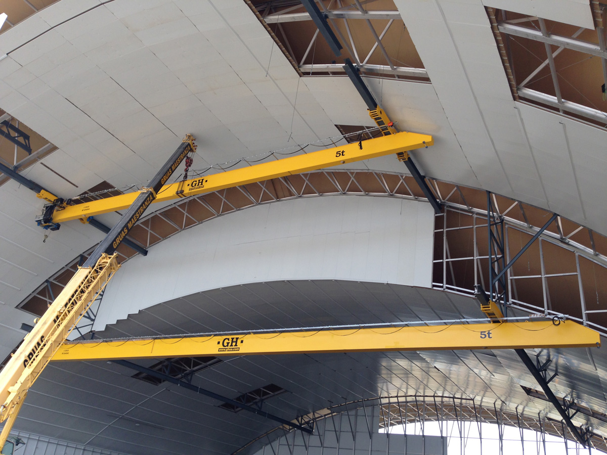 Dos grúas puente con polipasto de 10t de capacidad de elevación para cliente Gaptek para una nave para el A-400M, el avión de emsamblaje final en Sevilla. Dos grúas puente con polipasto de 10t de capacidad de elevación para cliente Gaptek para una nave para el A-400M, el avión de emsamblaje final en Sevilla.
