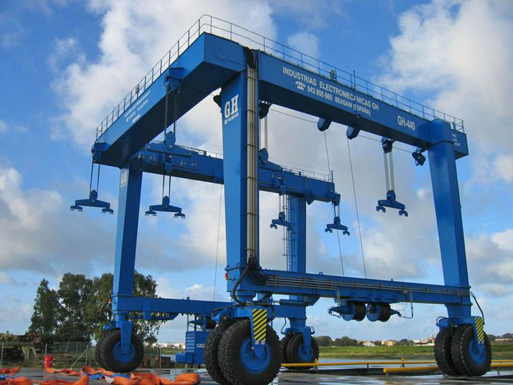 Pórticos automotor GH CRANES & COMPONENTS de 440t. en el sector náutico para mantenimiento de embarcaciones. Pórticos automotor GH CRANES & COMPONENTS de 440t. en el sector náutico para mantenimiento de embarcaciones.