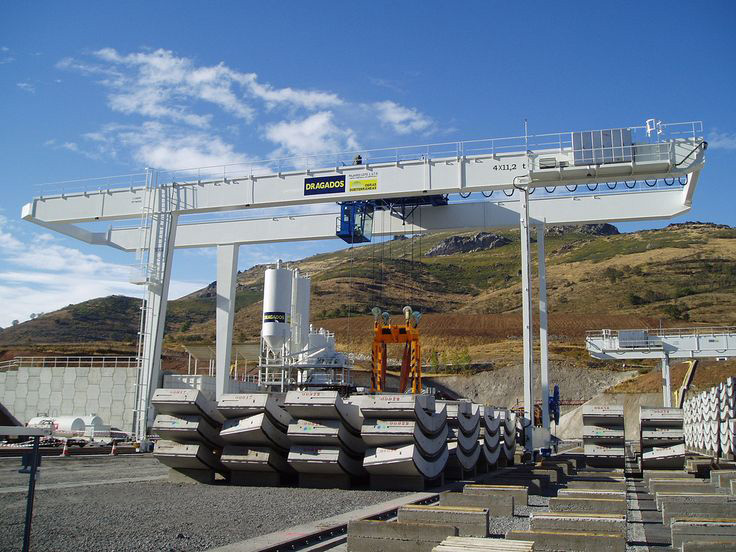 Instalación de dos pórticos GH CRANES & COMPONENTS de 4x11,2t. para parque de dovelas en el sector de obras públicas. Dragados. Instalación de dos pórticos GH CRANES & COMPONENTS de 4x11,2t. para parque de dovelas en el sector de obras públicas. Dragados.