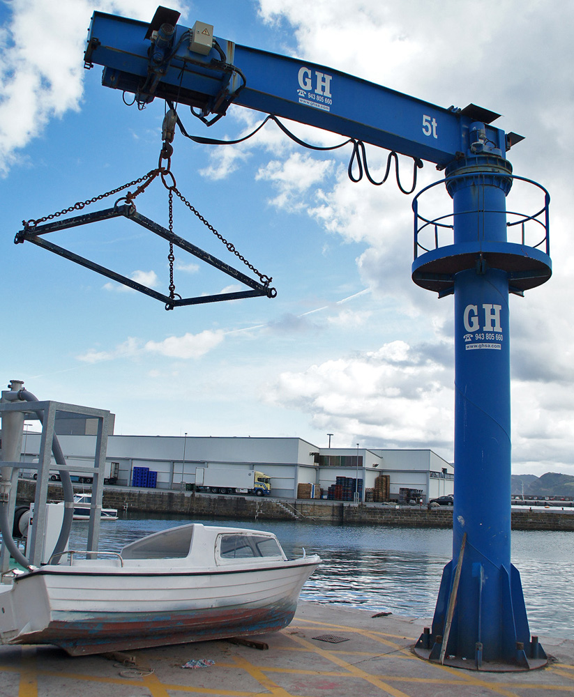Grúa pluma de 5t de capacidad de elevación en el puerto de Getaria Grúa pluma de 5t de capacidad de elevación en el puerto de Getaria