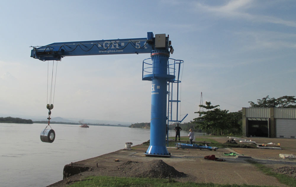 Grúa pluma de 5t de capacidad de elevación en el puerto de Berrio en Colombia Grúa pluma de 5t de capacidad de elevación en el puerto de Berrio en Colombia