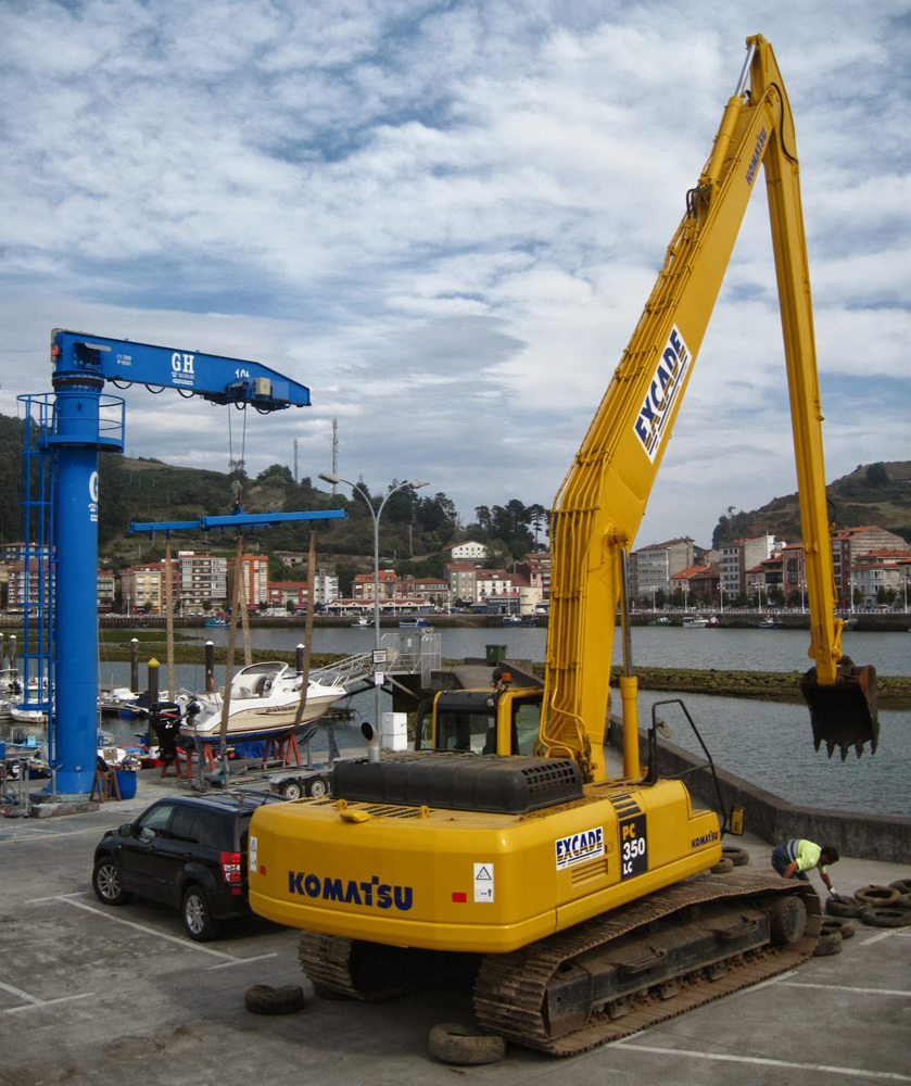Grúa pluma de 10t de capacidad de elevación en el puerto de Ribadesella Grúa pluma de 10t de capacidad de elevación en el puerto de Ribadesella