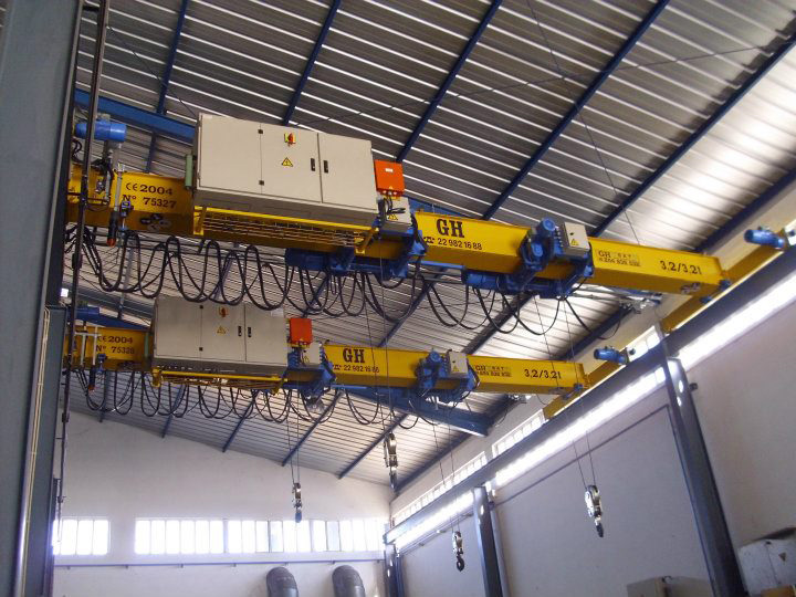Grua puente con dos polipastos de 3,2t cada uno. Grua puente con dos polipastos de 3,2t cada uno.