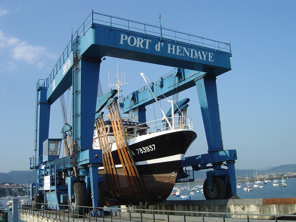 Grúa pórtico automotor marino con capacidad de elevación de 300t instalada en el puerto Hendaia. Grúa pórtico automotor marino con capacidad de elevación de 300t instalada en el puerto Hendaia.