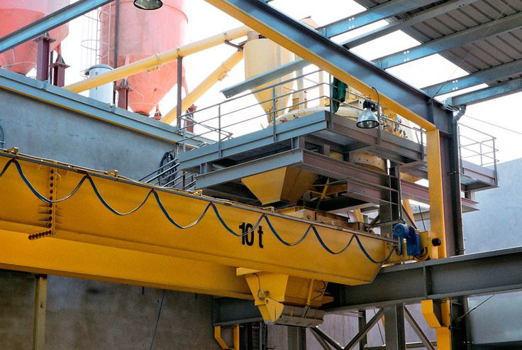 Detalle de tolva sobre grúas GH CRANES & COMPONENTS de 10t. para el sector de prefabricados. Vibravio SLU. Detalle de tolva sobre grúas GH CRANES & COMPONENTS de 10t. para el sector de prefabricados. Vibravio SLU.