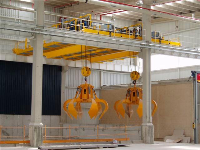 Instalación de dos grúas GH CRANES & COMPONENTS de 8t. con utillaje de pulpo para trabajo en el sector de los residuos sólidos urbanos. Biocompost. Instalación de dos grúas GH CRANES & COMPONENTS de 8t. con utillaje de pulpo para trabajo en el sector de los residuos sólidos urbanos. Biocompost.