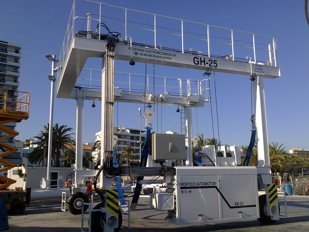 Grúa pórtico automotor marino modelo GH-25 de GH CRANES & COMPONENTS con una capacidad de elevación de 22 Ton en el puerto de San Antonio, Ibiza. Grúa pórtico automotor marino modelo GH-25 de GH CRANES & COMPONENTS con una capacidad de elevación de 22 Ton en el puerto de San Antonio, Ibiza.