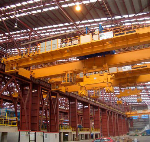 Instalación con varias grúas GH CRANES & COMPONENTS de 2x10t. con utillaje adaptado para trabajos en el sector de siderurgia. Instalación con varias grúas GH CRANES & COMPONENTS de 2x10t. con utillaje adaptado para trabajos en el sector de siderurgia.