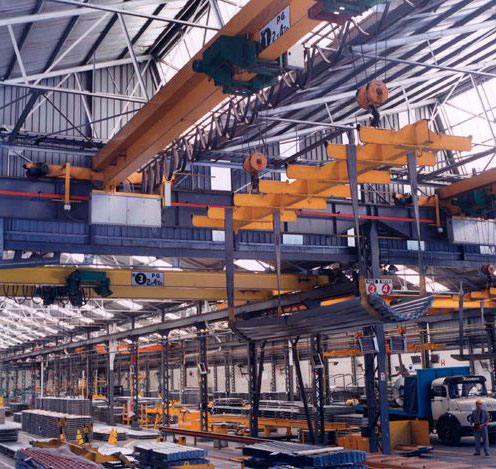 Instalación con grúa GH CRANES & COMPONENTS de 2x4t. con utillaje especial para el manejo de barras en el sector de siderurgia. Instalación con grúa GH CRANES & COMPONENTS de 2x4t. con utillaje especial para el manejo de barras en el sector de siderurgia.