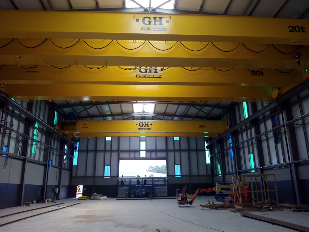 Varias grúas puente instaladas con polipastos de 20t y 50t de capacidad de elevación, con una altura de elevación de 10 metros y luz de grúa 23,6 metros en Sever do Vouga (Portugal) para A. SILVA MATOS - Metalomecânica, S.A. Varias grúas puente instaladas con polipastos de 20t y 50t de capacidad de elevación, con una altura de elevación de 10 metros y luz de grúa 23,6 metros en Sever do Vouga (Portugal) para A. SILVA MATOS - Metalomecânica, S.A.